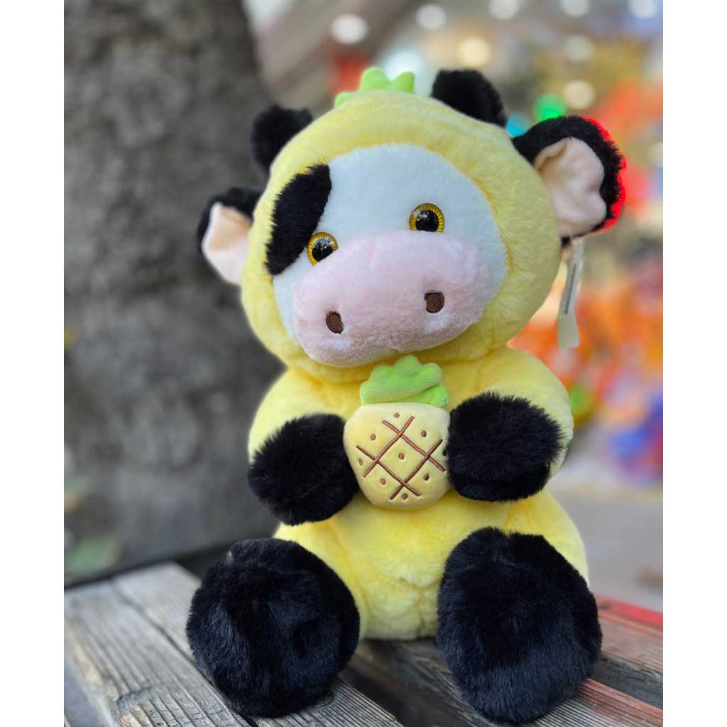 عروسک گاو میوه به دست